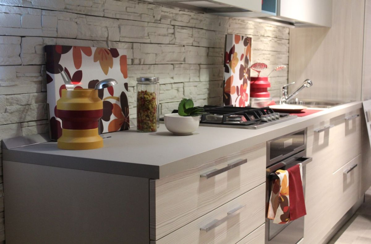 Cocina moderna limpia y ordenada con encimera y electrodomésticos, servicio de limpieza de cocinas en Barcelona